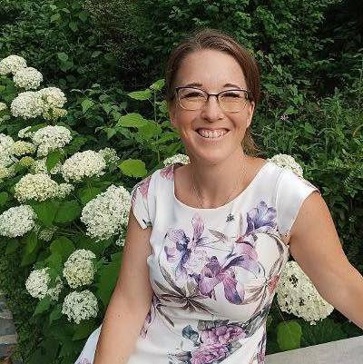Török Georgina virágzó hortenziák előtt